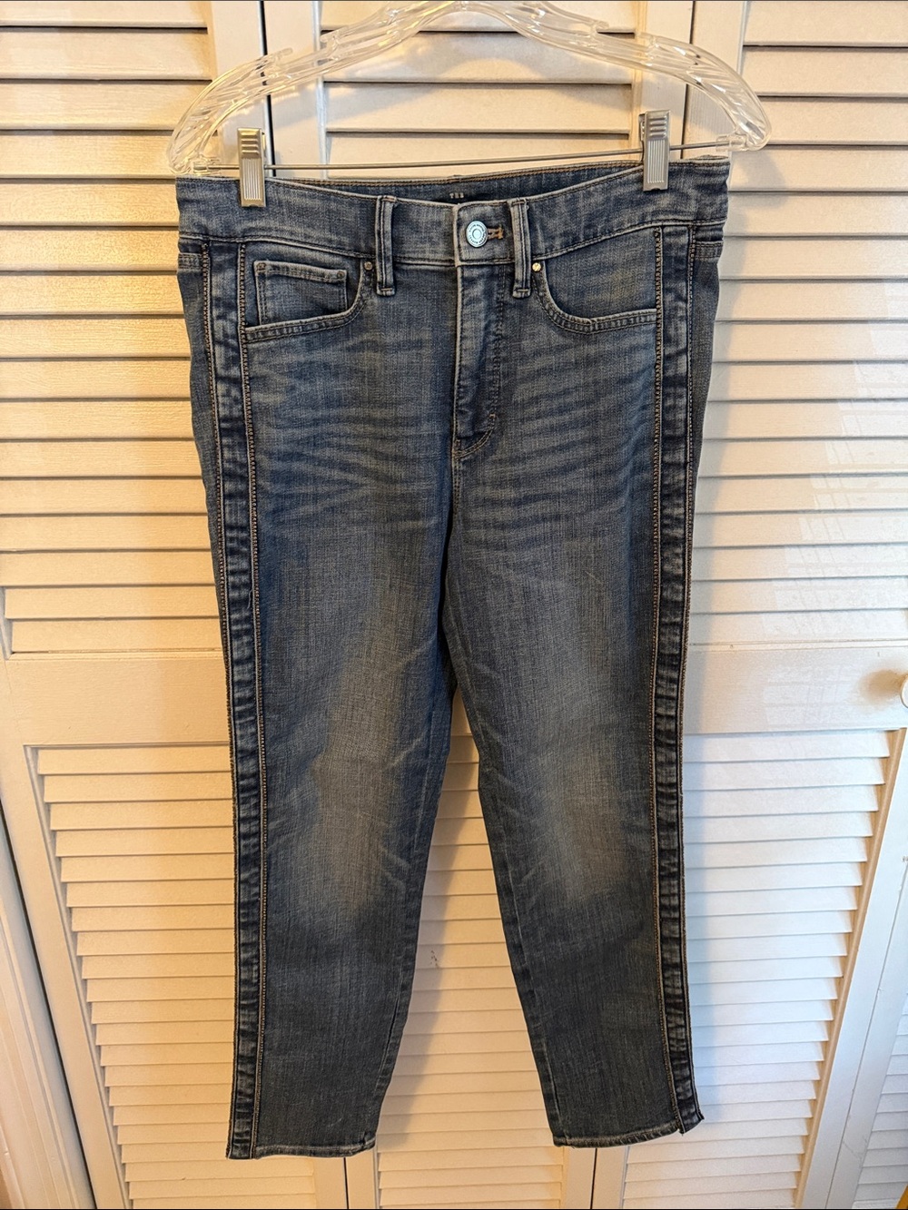 White House Black Market Mid-Rise Ankle Cropped Jeans in Washed Blue